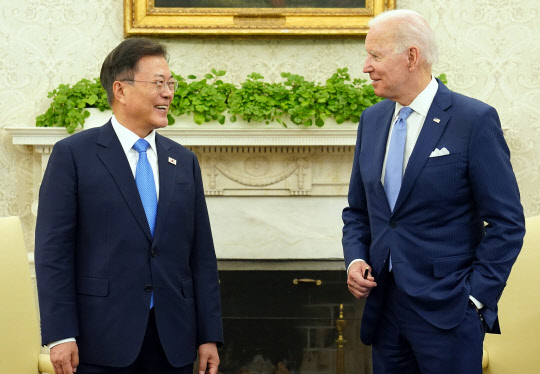 문재인 대통령이 지난 21일 오후(현지시간) 백악관 오벌오피스에서 열린 소인수 회담에서 조 바이든 미국 대통령과 대화하고 있다. 연합뉴스